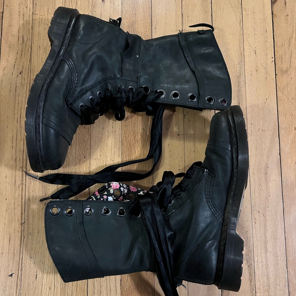Dr Martens Women’s Size 8 Triumph 1914 black floral fold over combat boots